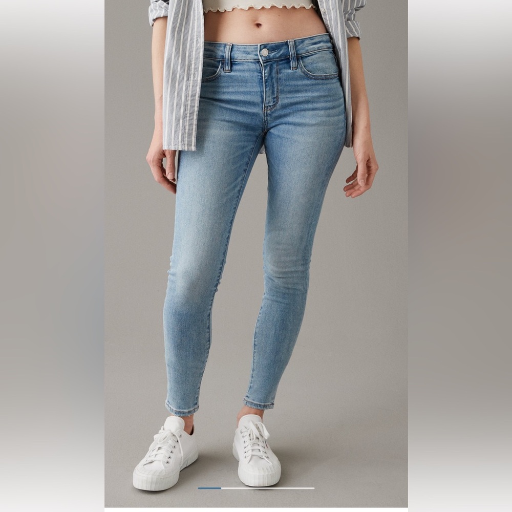 American Eagle Outfitters Super Stretch women size 4 short skinny jeans.